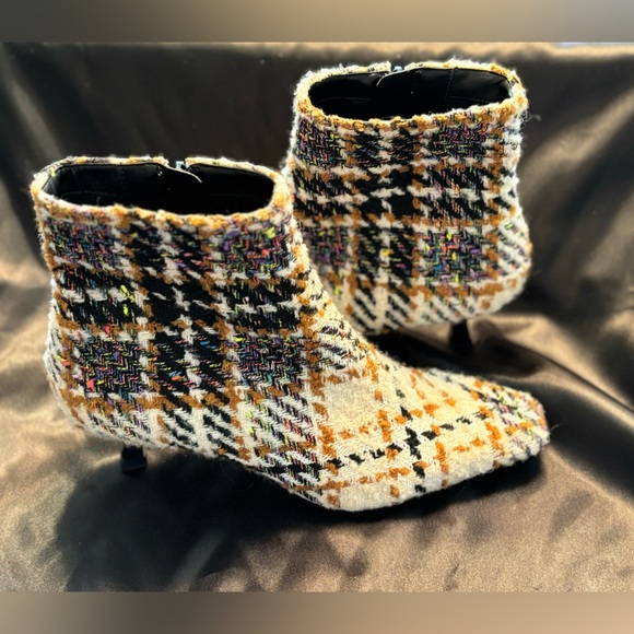 NEW Gianni Bini Palmero Flannel Plaid Snip Toe Kitten Heel booties, Size 8.5M - Picture 2 of 10